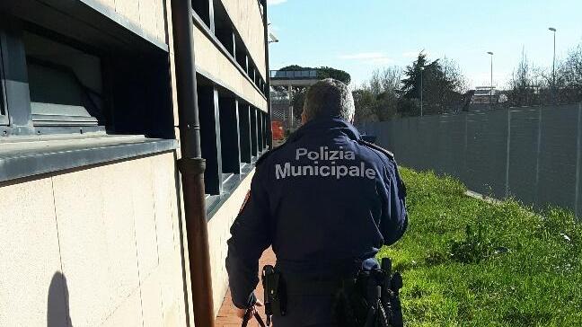 Un agente della polizia municipale col cane antidroga