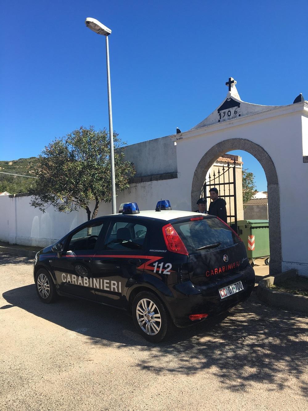 I carabinieri all'esterno del cimitero di Loiri