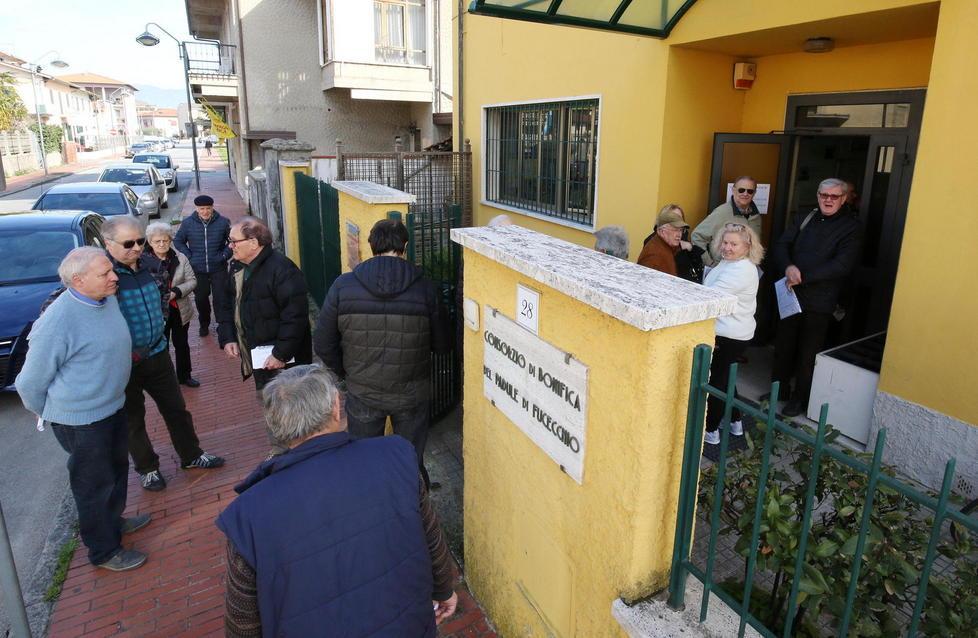 La coda davanti alla sede del Consorzio (Foto Nucci)