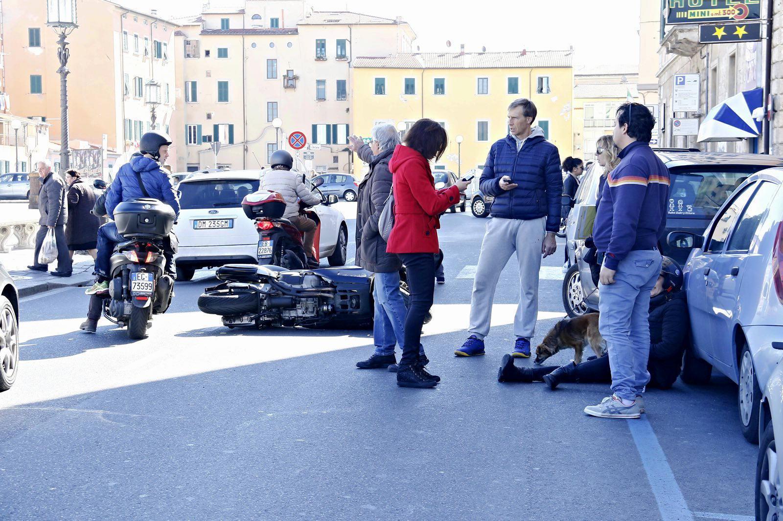 Lo scooter a terra dopo lo scontro (Marzi/Pentafoto)