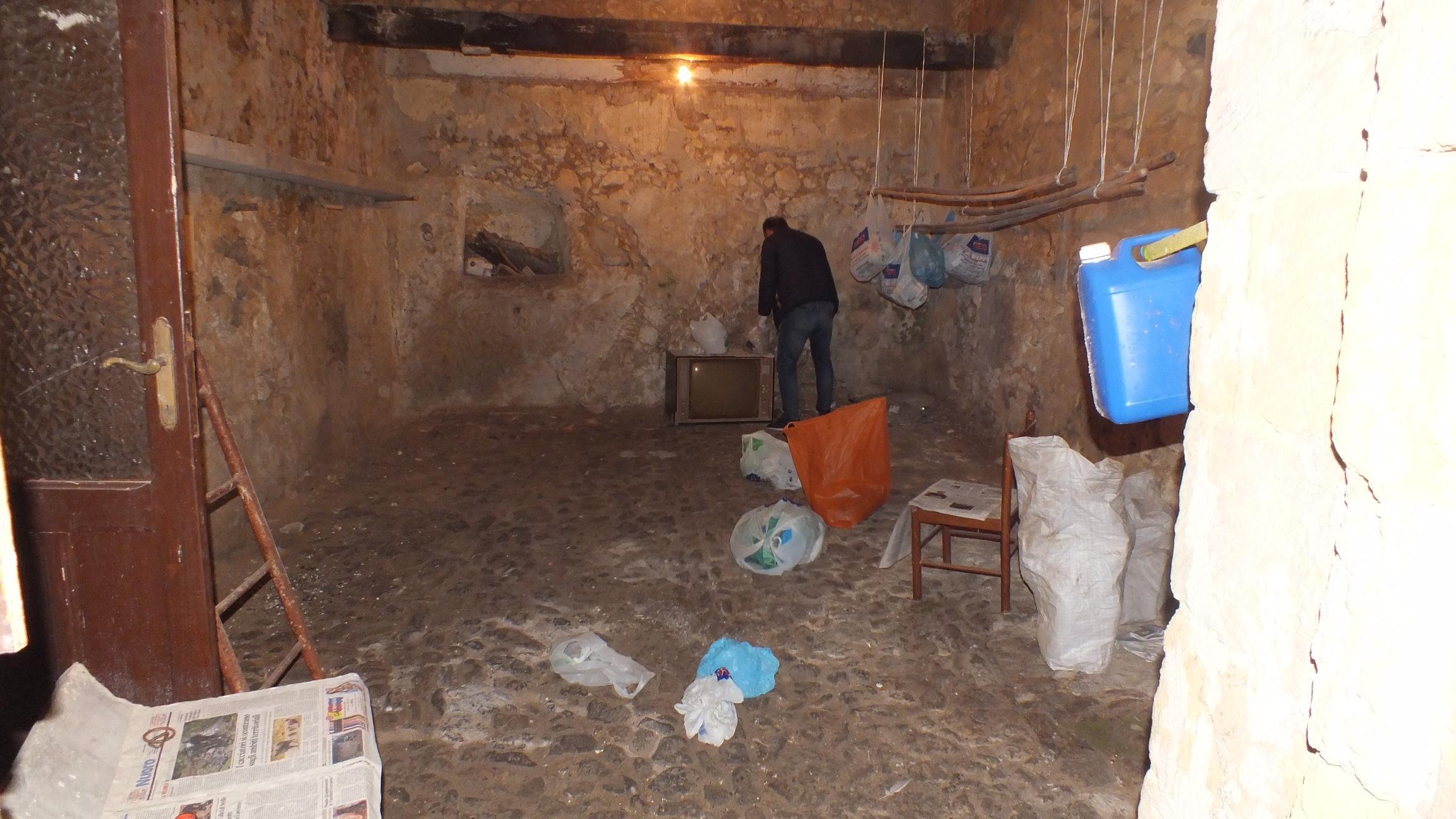 La stalla dove sono stati trovati armi e droga