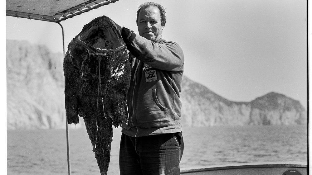 Gianni Isoni con una rana pescatrice nel 2009
