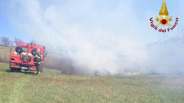 Pavullo, brucia sterpaglie e provoca un incendio