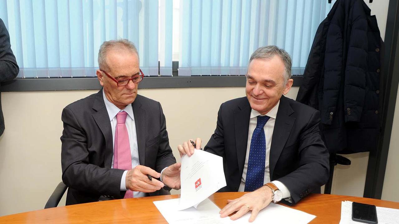 La firma del protocollo col presidente Due Emme, Ivano Monelli, ed Enrico Rossi, presidente della Regione (foto Paolo Barlettani)