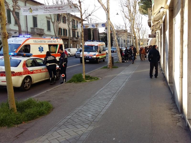 Le ambulanze e la Polizia municipale sul luogo dell'investimento