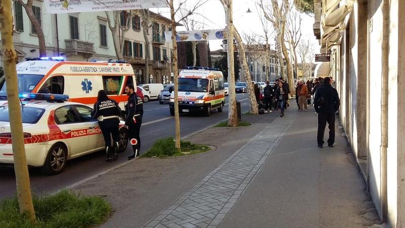 Le ambulanze e la Polizia municipale sul luogo dell'investimento