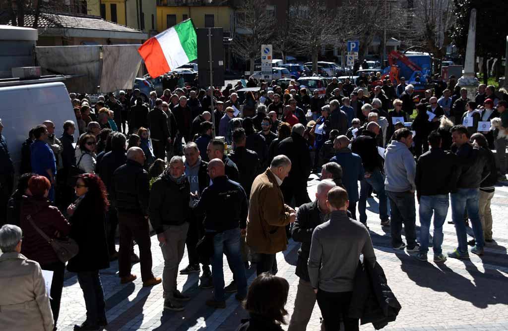 In centinaia in piazza per i carabinieri indagati