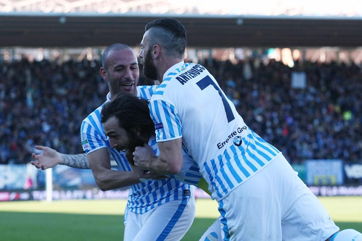 Schiattarella abbraccia Mora, autore del secondo gol, festeggiato anche da Antenucci che aveva sbloccato la gara