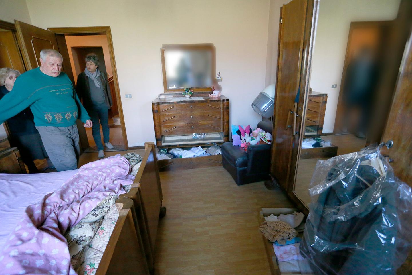 Modena, finti carabinieri saccheggiano una casa  