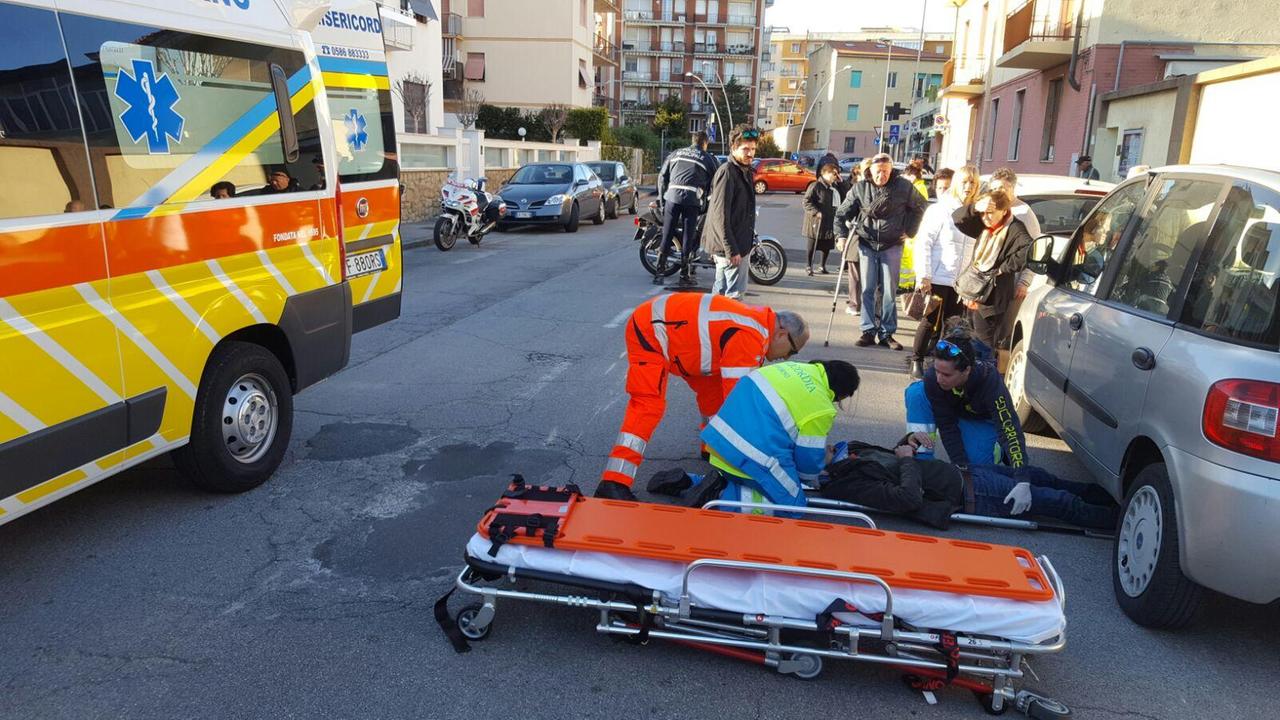 Lo scooterista a terra soccorso dai volontari della Misericordia di via Verdi