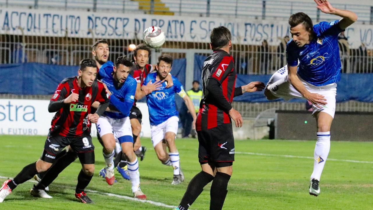 Un momento del match tra Prato e Lucchese