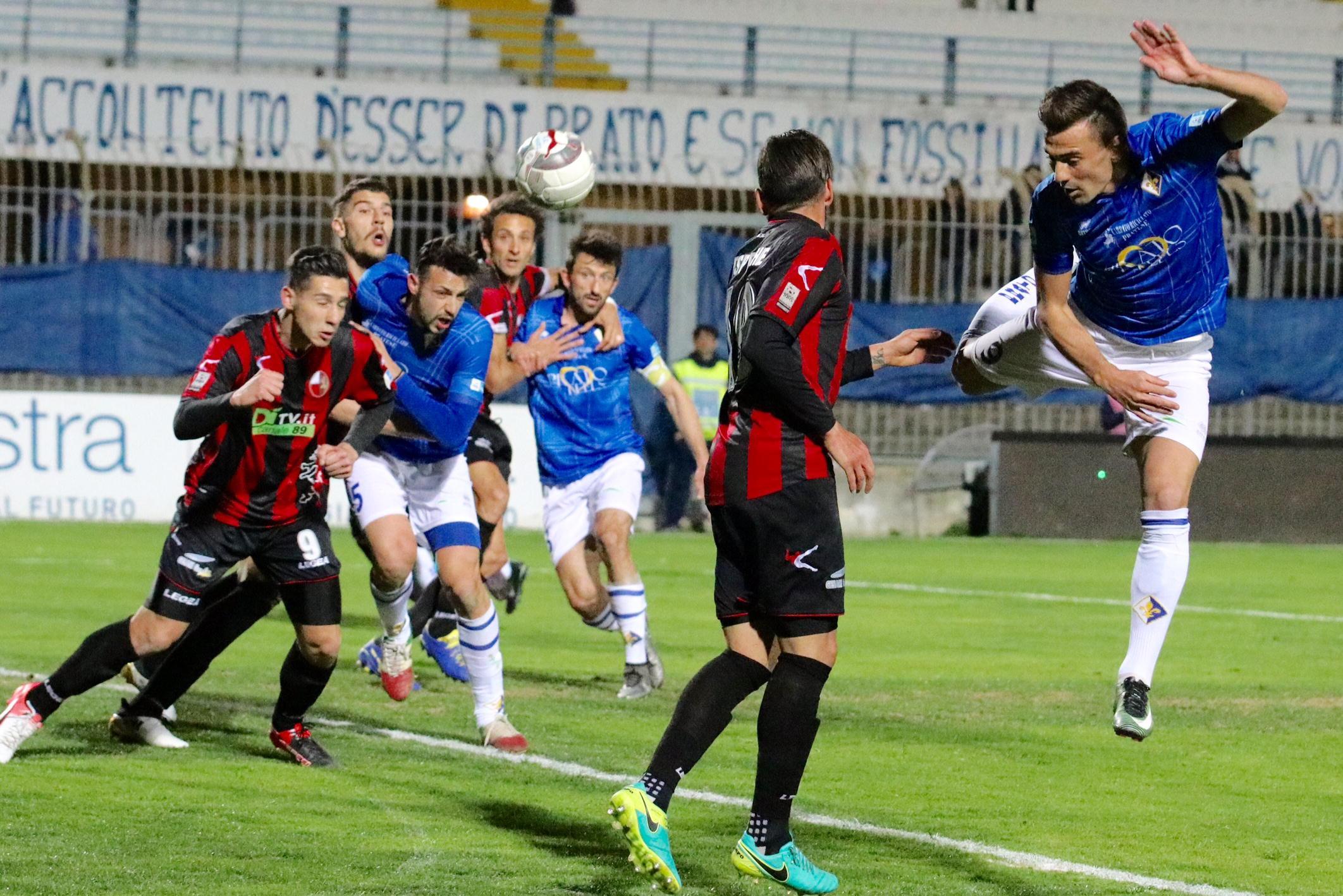Un azione di gioco durante Prato-Lucchese (foto Batavia)