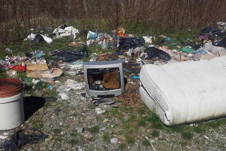 Serchio, parco o discarica? Ecco il fiume nel degrado 