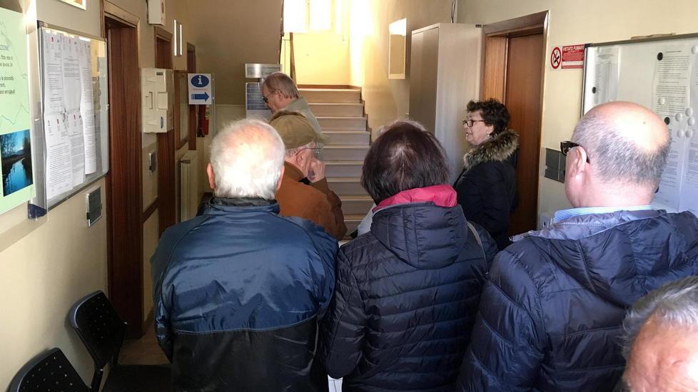Alcuni cittadini protestano nella sede del Consorzio a Ponte Buggianese (Foto Nucci)