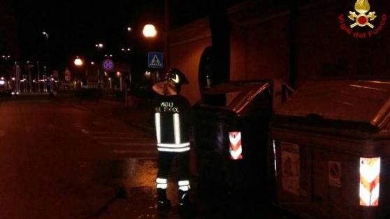 Piromane brucia i cassonetti ma le telecamere lo filmano