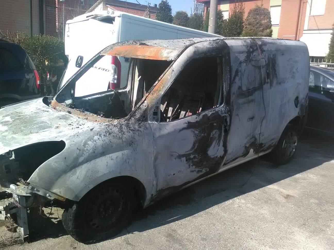 Furgone prende fuoco nella notte 