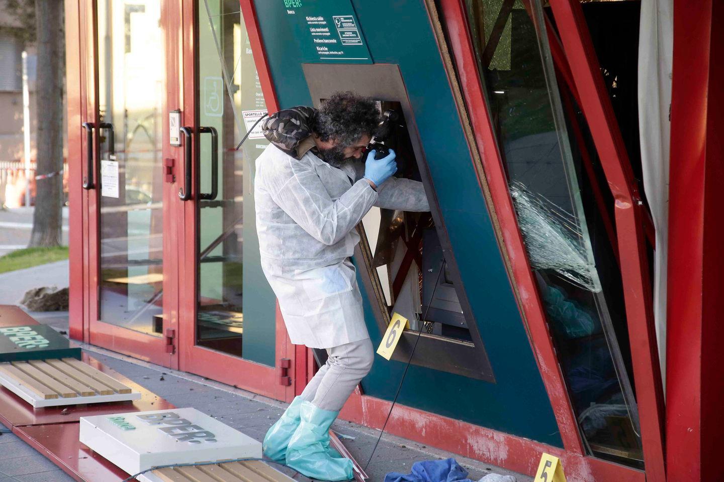 Esplosione devasta la filiale della Bper 