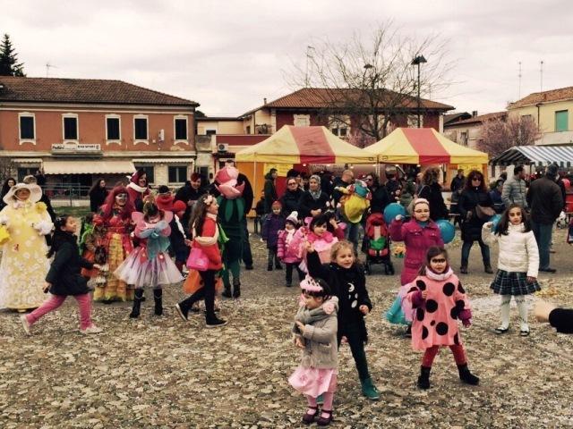 Maschere e carri pronti alla parata