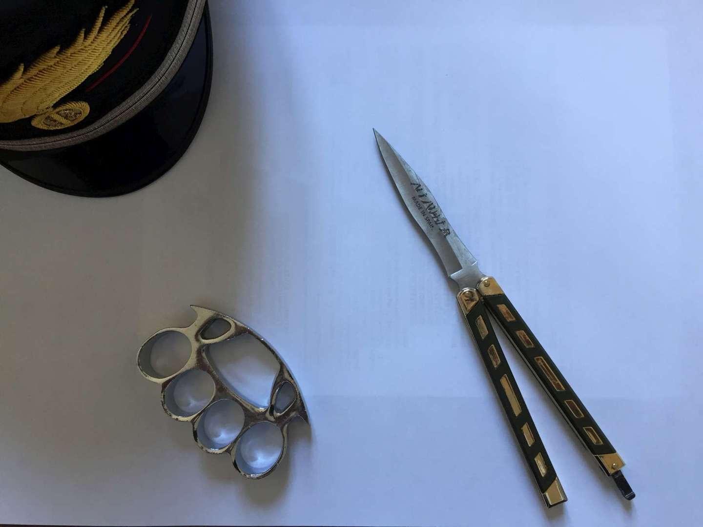 In auto aveva un coltello e un tirapugni