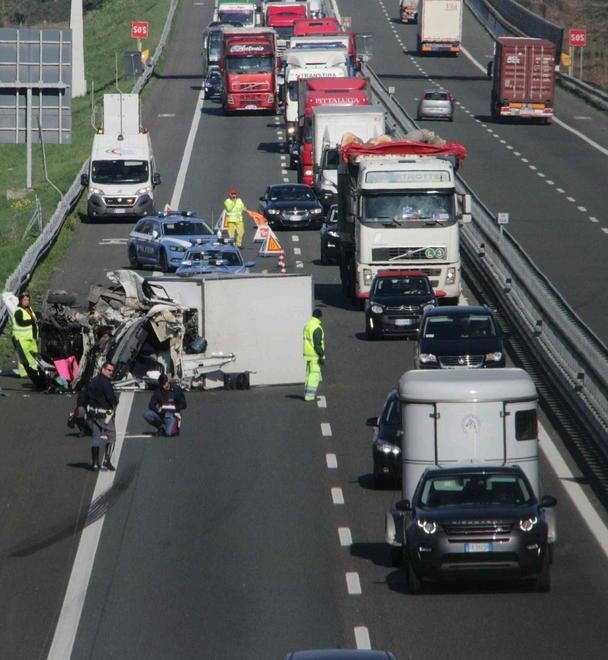 Si schianta sull’autostrada: è grave 