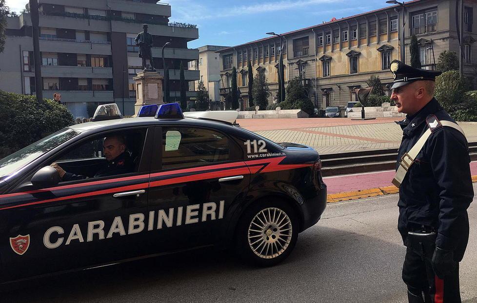 Divieto di bivacco in piazza Andrea 