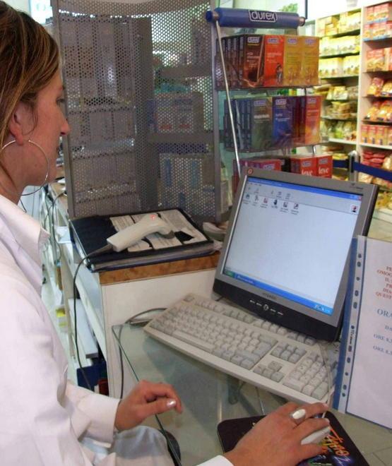 Tessere e prenotazioni si fanno in farmacia 
