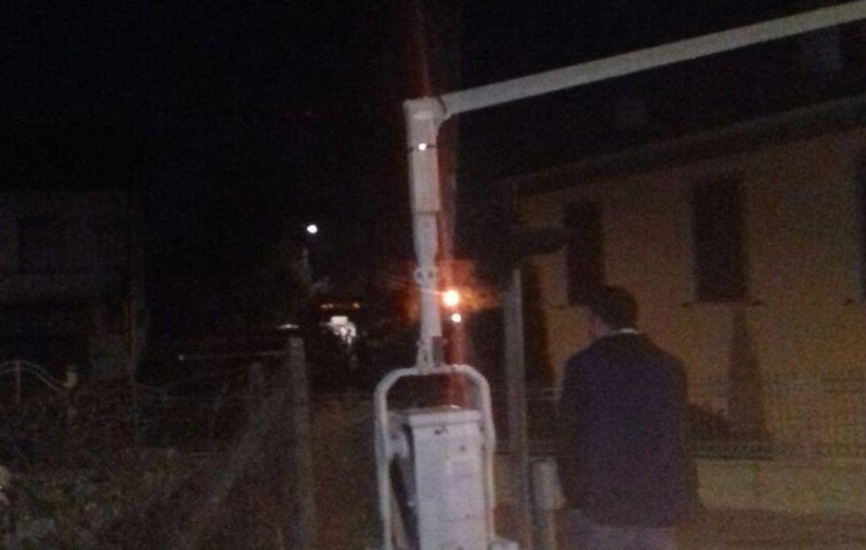 Camion abbatte passaggio a livello 