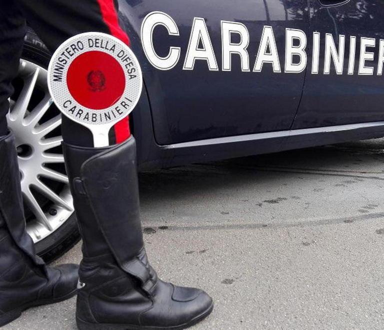 Si fingono carabinieri per truffare gli anziani