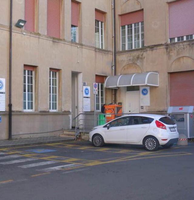 Ospedale, stop alla sosta selvaggia Scattano i controlli 