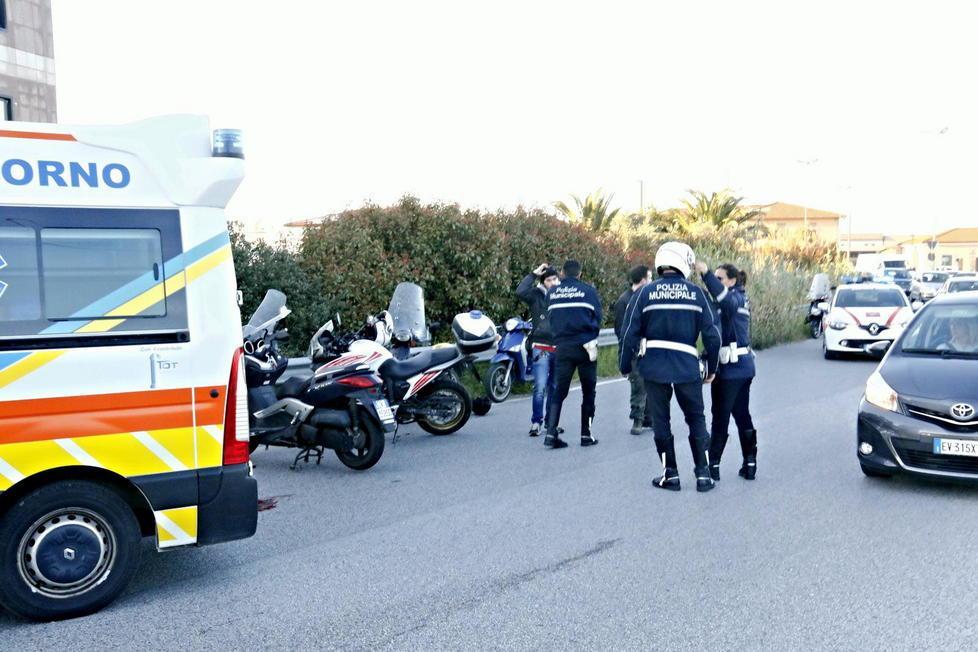 Scooter contro auto grave un 57enne 