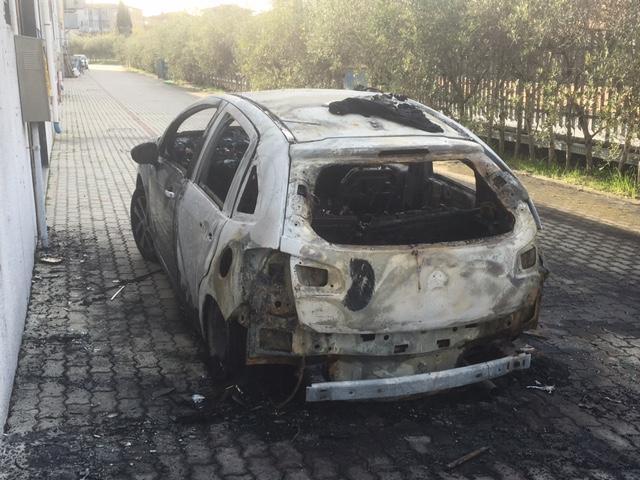L'auto distrutta dalle fiamme 