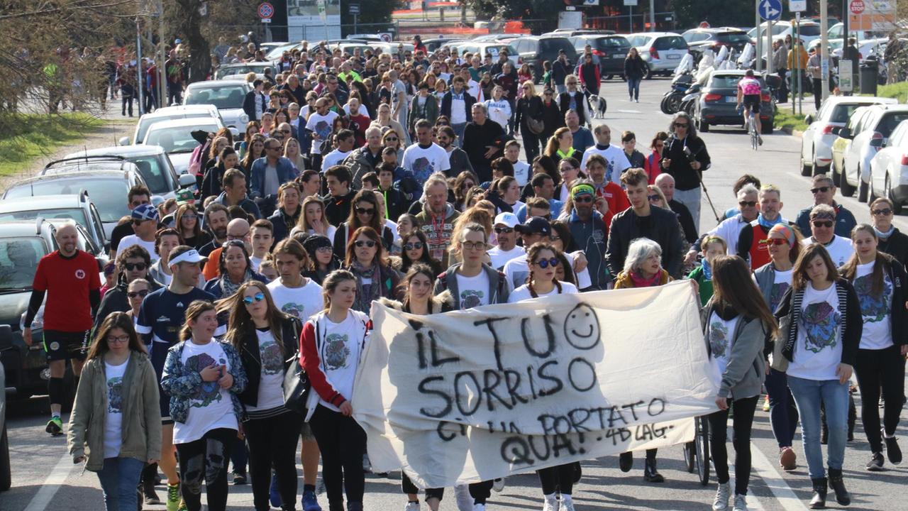 Il corteo dedicato ad Andrea Faina: in cima i compagni del Colombo con lo striscione (Repetti/Pentafoto)