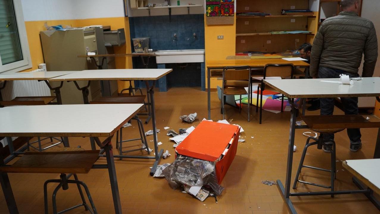 Poviglio, devastano la scuola e vengono catturati dopo poche ore: "Non sapevamo cosa fare"