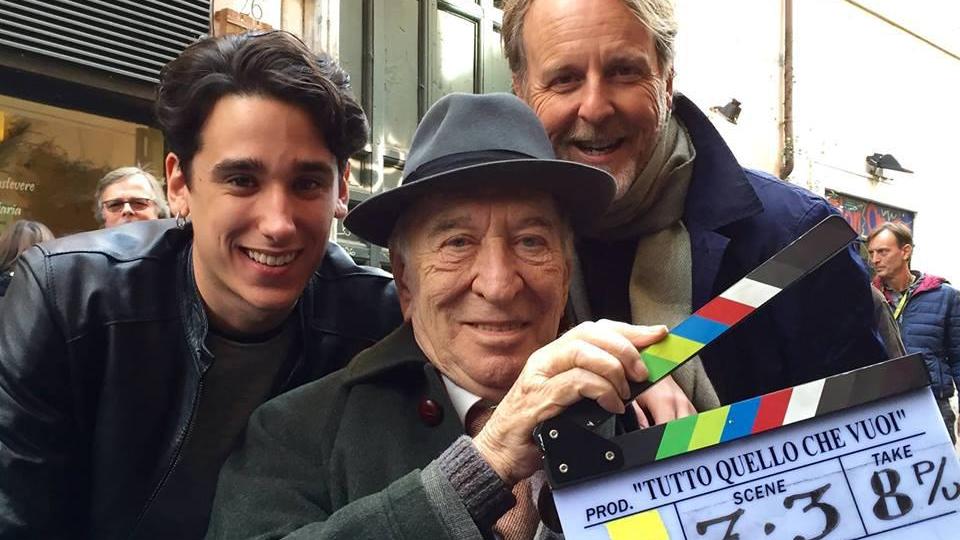 Il regista-sceneggiatore Francesco Bruni alle spalle del protagonista del film Andrea Carpensano e del cineasta Giuliano Montaldo