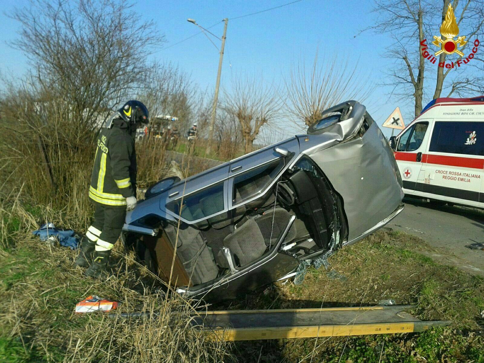 Reggio Emilia, si capovolge con l'auto nel fosso: grave un 51enne di Albinea