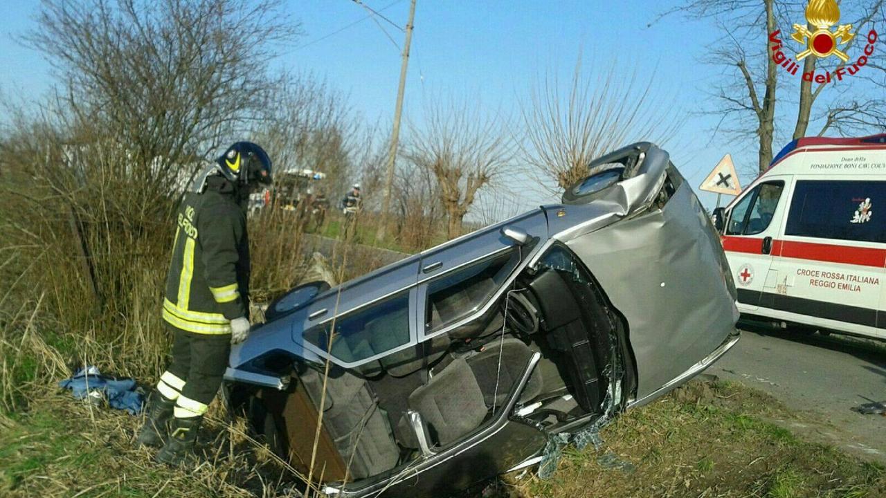 Reggio Emilia, si capovolge con l'auto nel fosso: grave un 51enne di Albinea