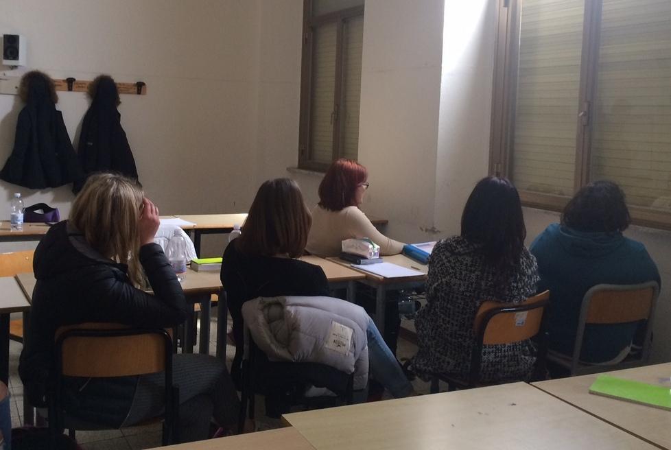 Le due finestre chiuse dalle tapparelle fuori uso in 5ª A Sc del polo Bianciardi a Grosseto