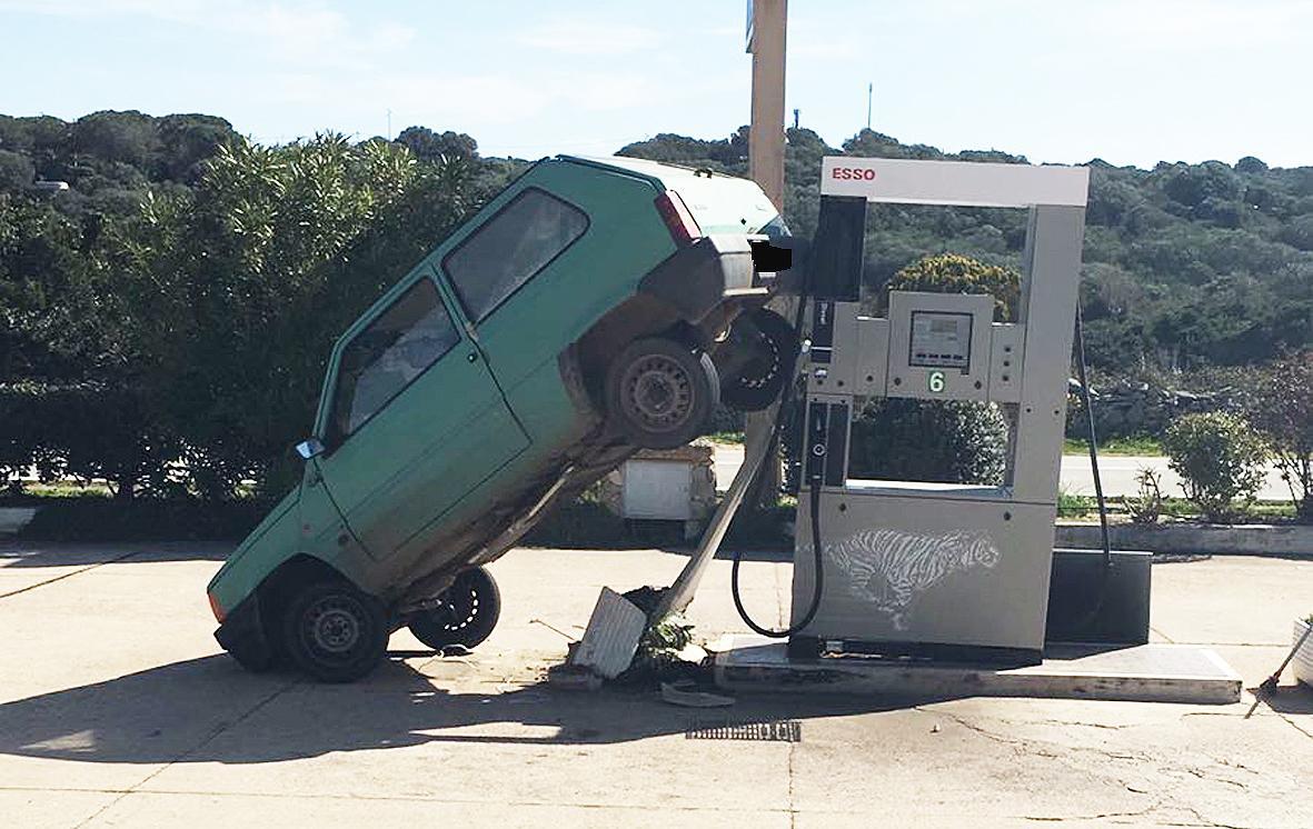 Porto Pozzo, auto fuori controllo finisce sulla colonnina del carburante