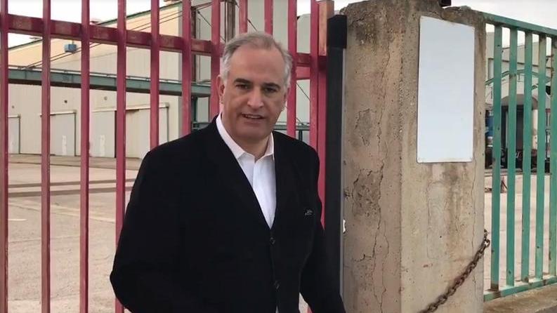 Mauro Pili davanti ai cancelli della Keller di Villacidro
