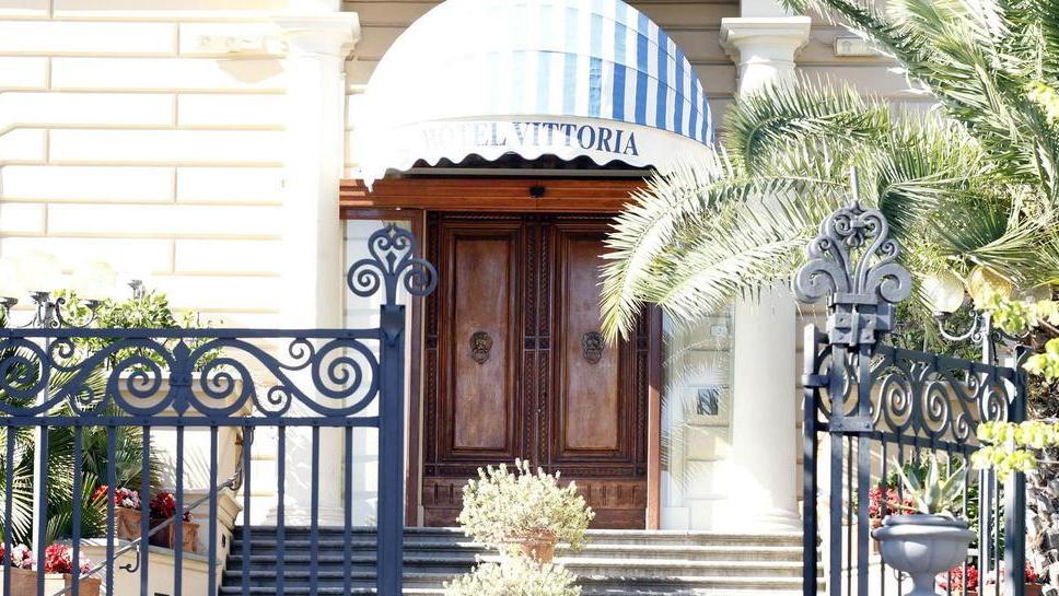 L’ingresso del Grand Hotel Vittoria di viale Puccini (Foto Nucci)