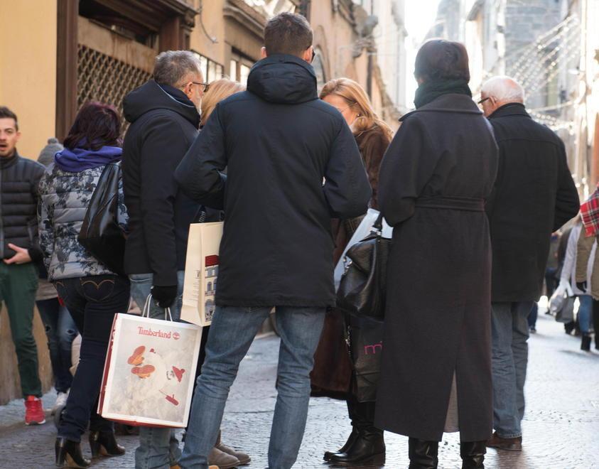 Turisti a passeggio in via Fillungo a Lucca