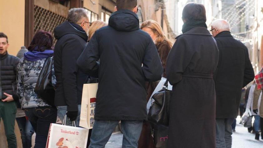 Turisti a passeggio in via Fillungo a Lucca