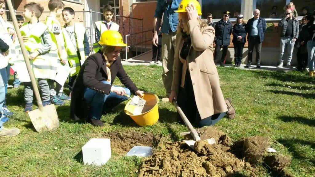 La sindaca Cecchini e l'assessore regionale Grieco posano la prima pietra della scuola