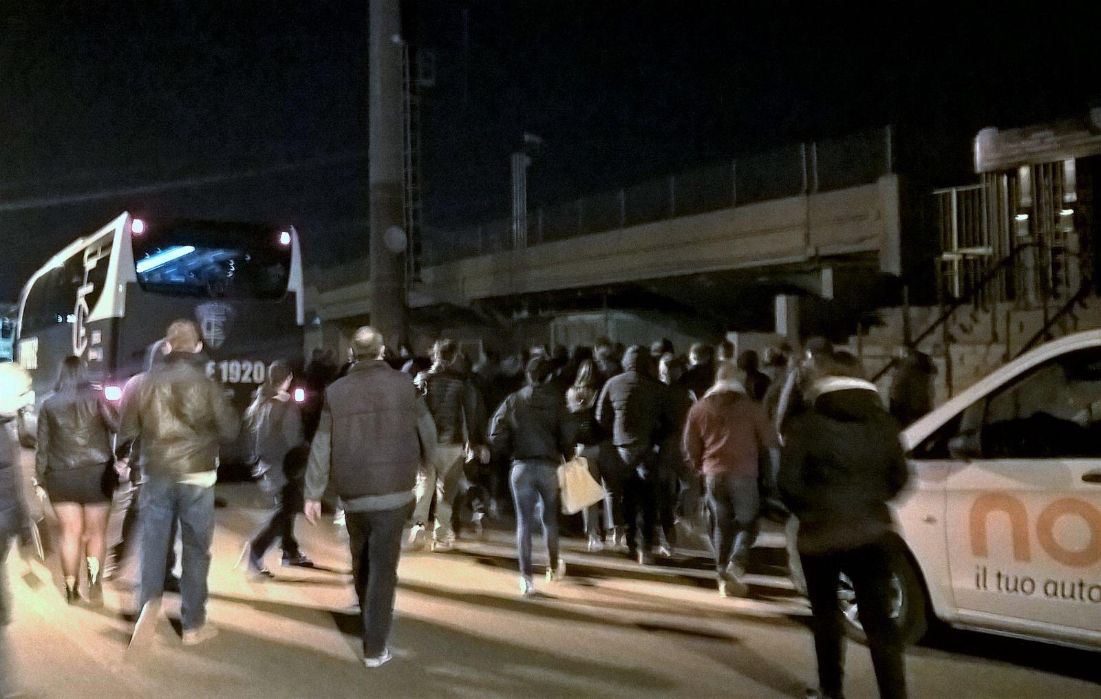 La contestazione dei tifosi all'arrivo del pullman