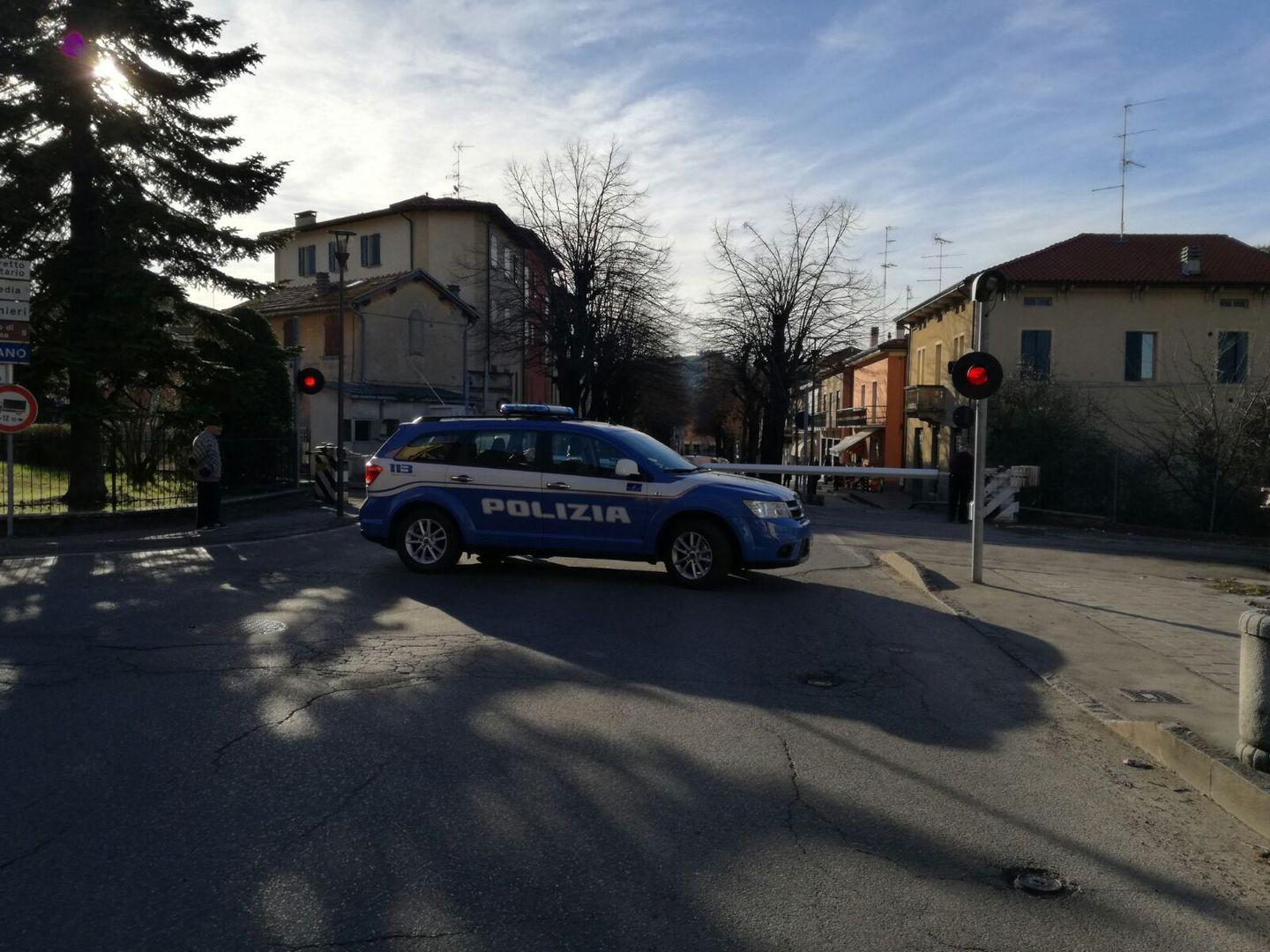 Auto sfonda il passaggio a livello 