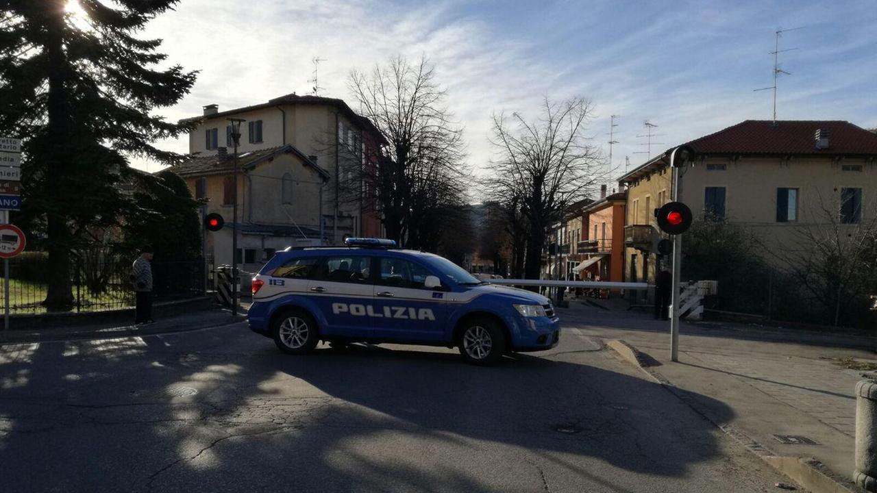 Auto sfonda il passaggio a livello