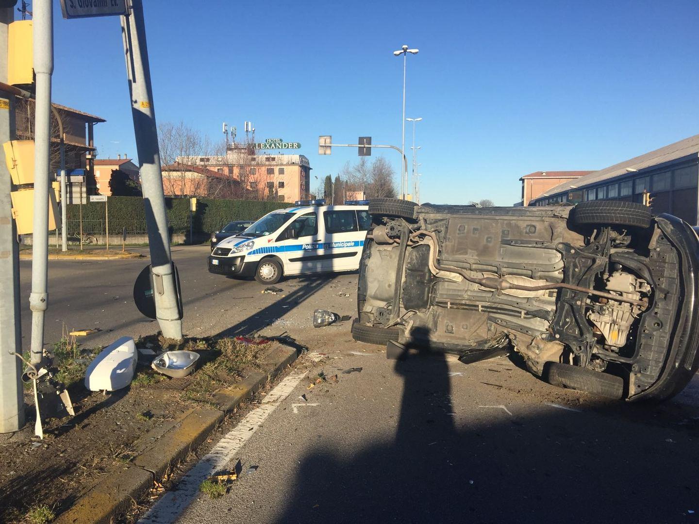Automobilista di Castellarano ferita nello schianto all’incrocio
