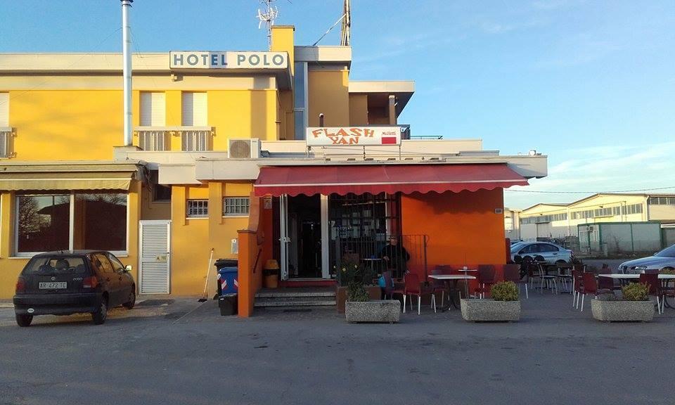 Telecamere e dipendente abusivi al bar
