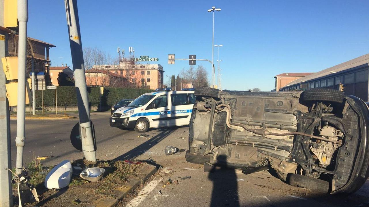Scontro al semaforo: chi è passato col rosso?