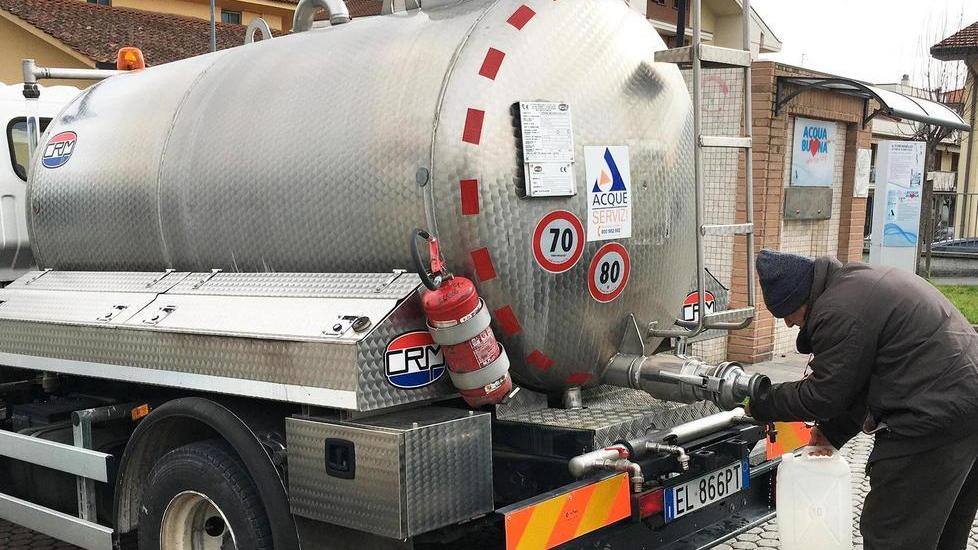 Senz’acqua per lavori Arrivano le cisterne